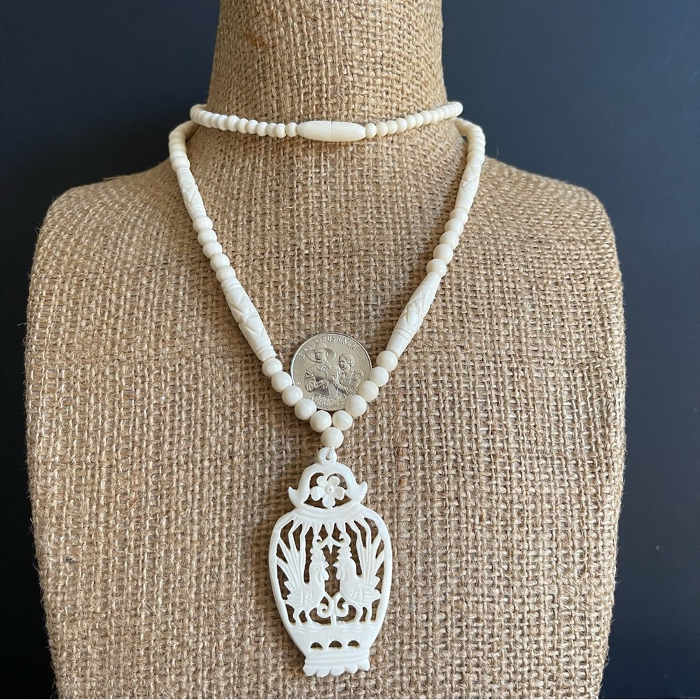 Elegant  Carved bone Pendant Bead Necklace. - Picture 5 of 8